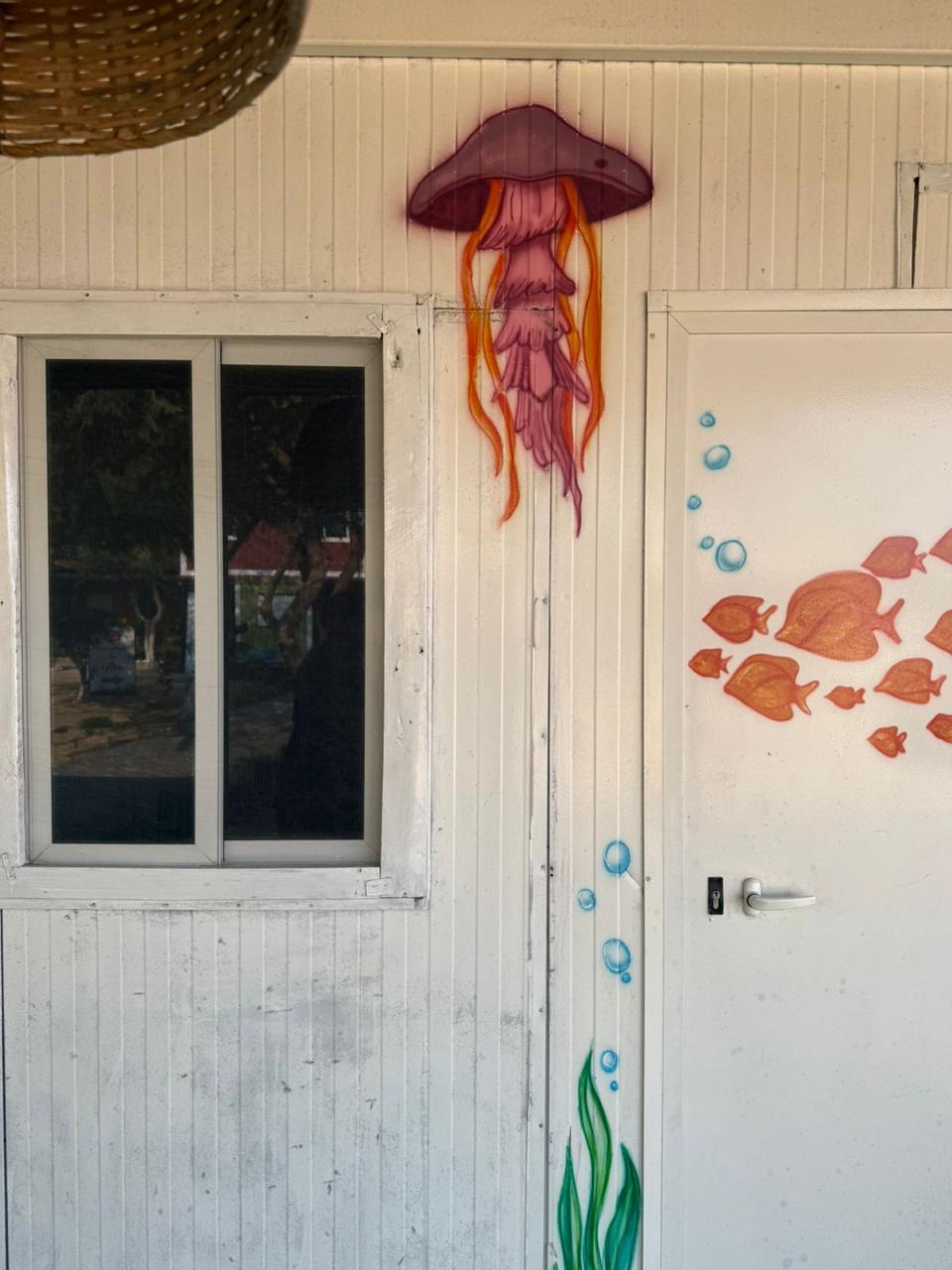 Mural com águas‑vivas