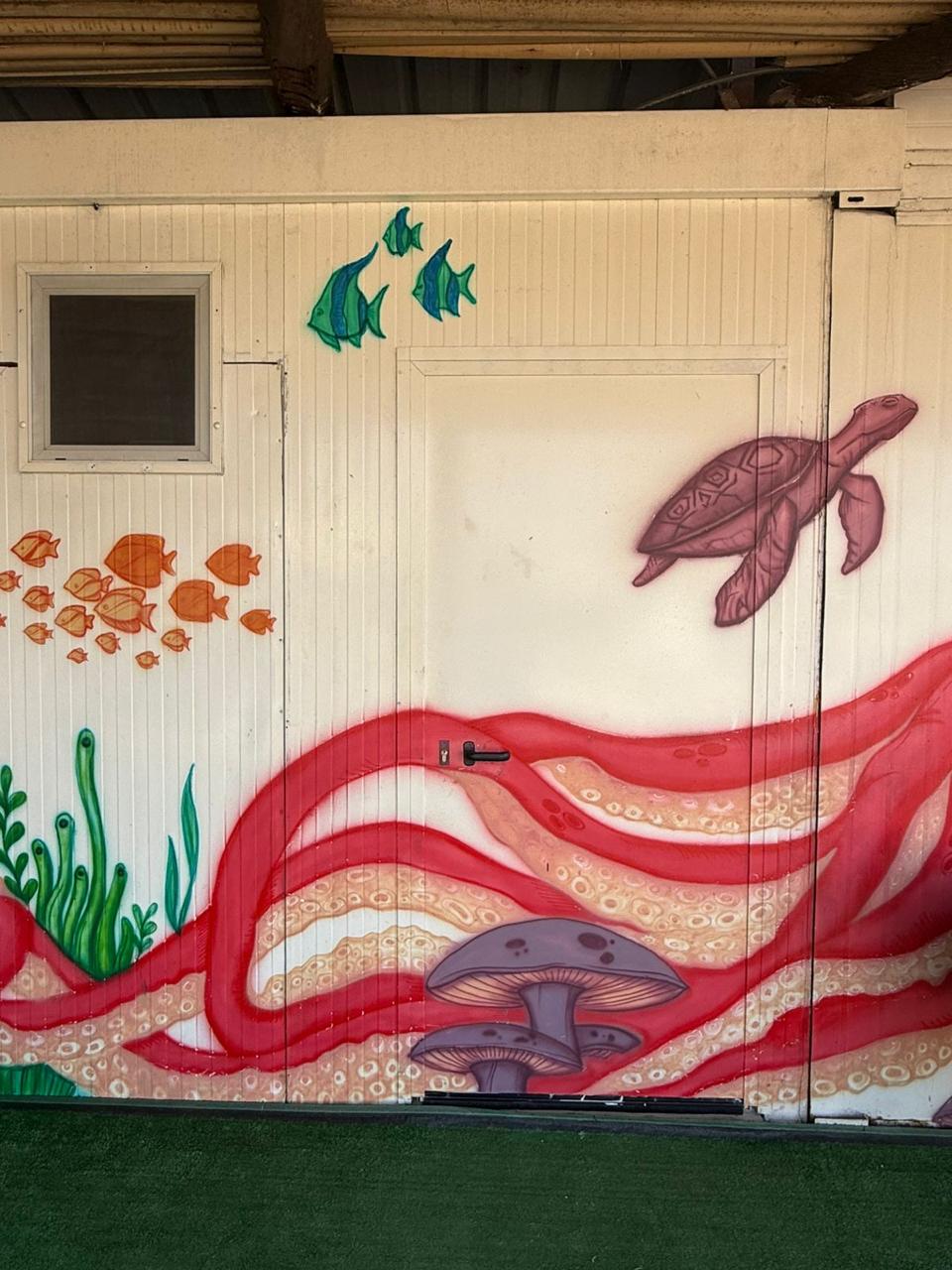 Mural artístico com peixes e tartaruga