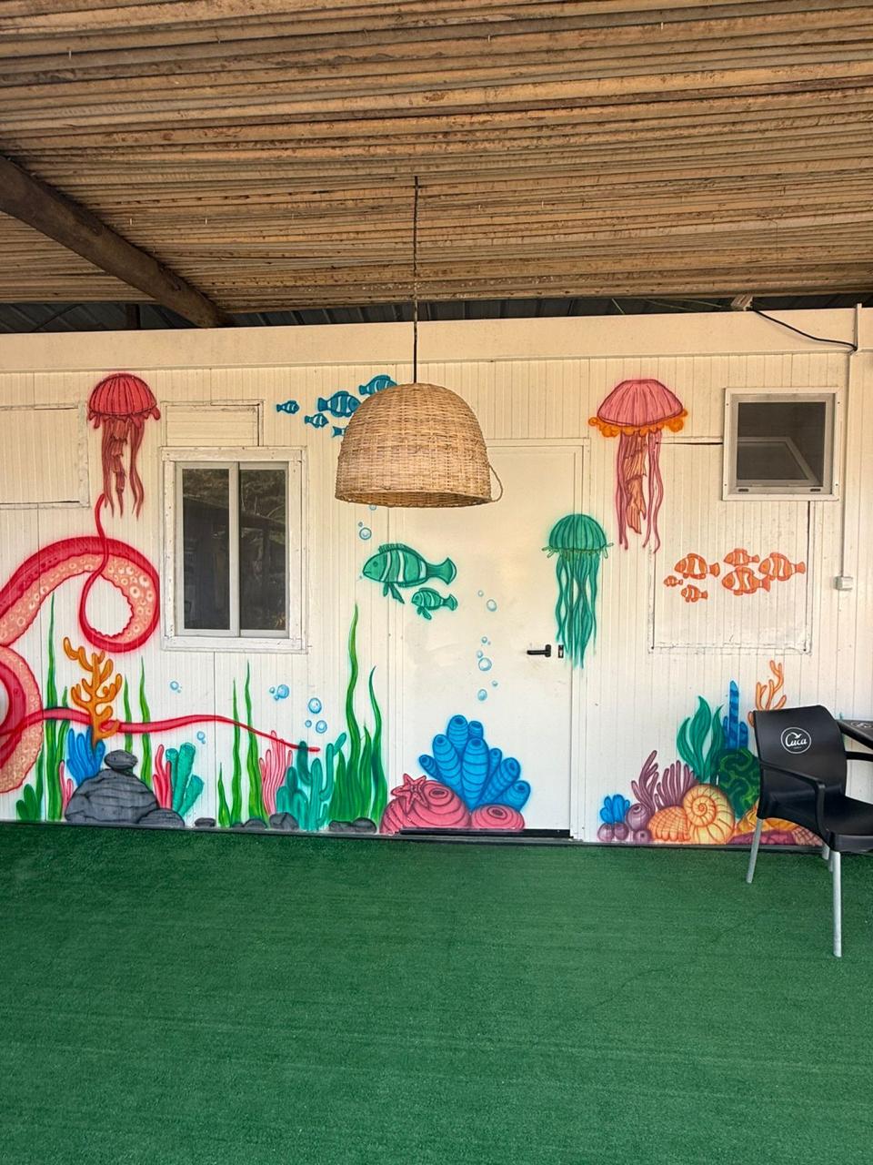 Mural colorido com águas‑vivas
