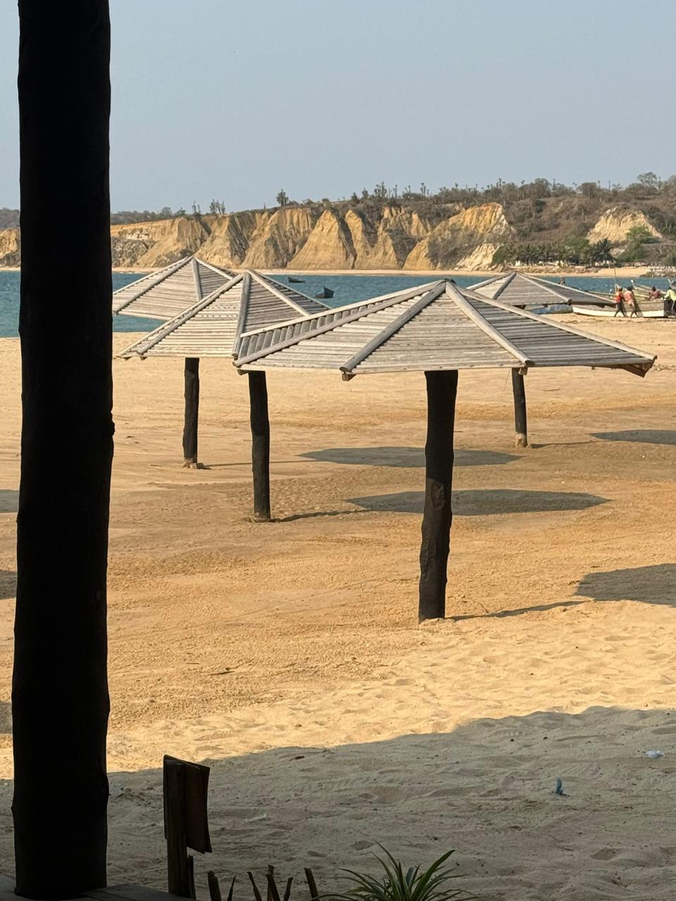 Bar de praia com espreguiçadeiras
